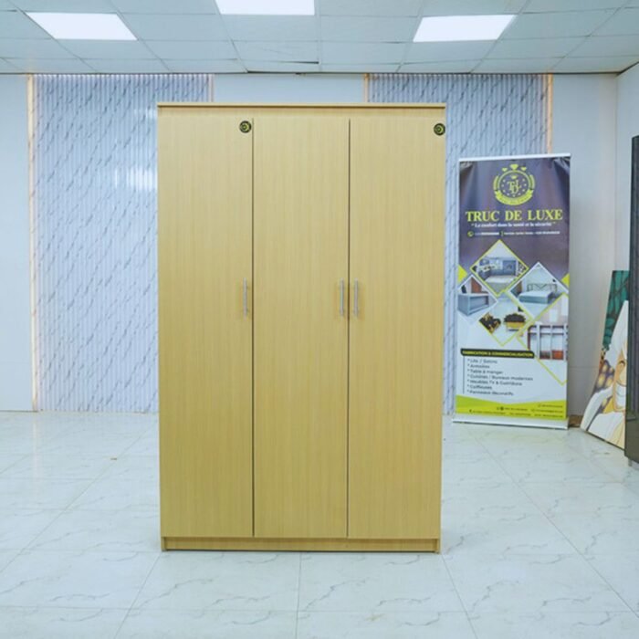 Armoire moderne en bois clair à trois portes avec poignées verticales et serrures de sécurité.