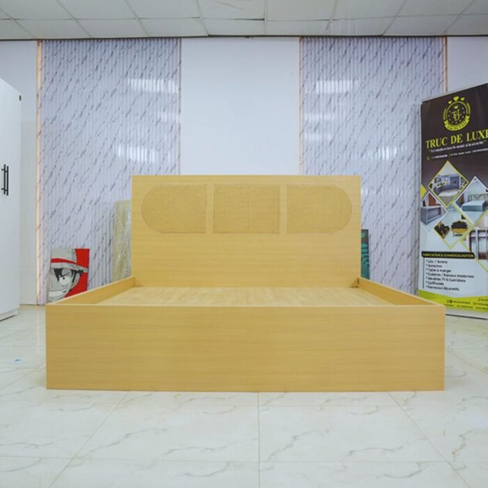 Lit double en bois de chêne clair avec une grande tête de lit comportant trois inserts en cannage rotin.