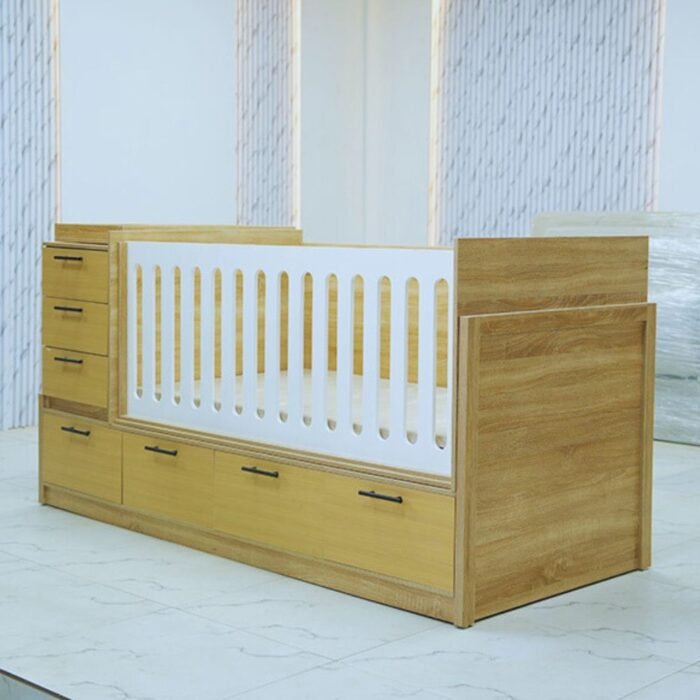 Lit bébé combiné en bois de chêne et blanc avec 7 tiroirs de rangement intégrés et barrières blanches